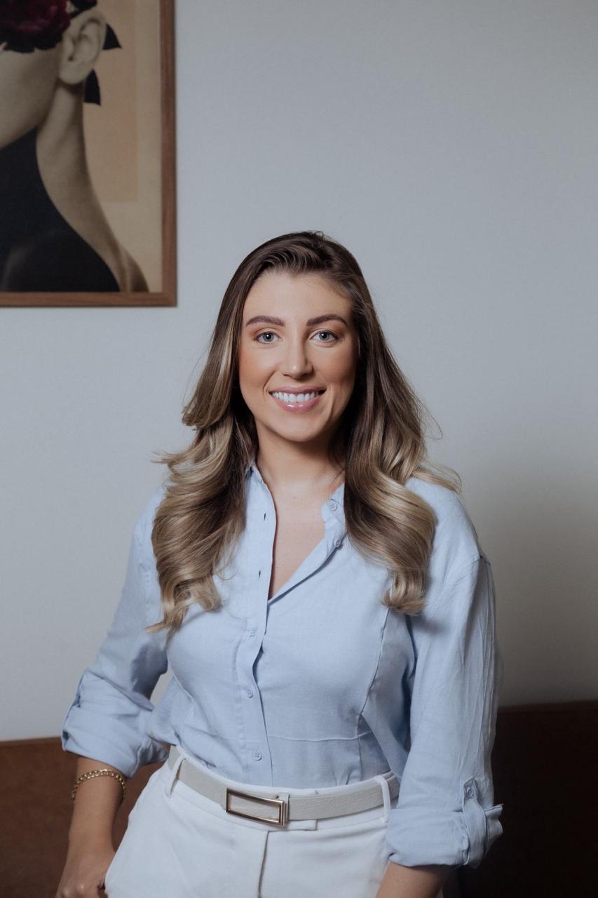 Carolina Carini Skonieski, cabeleireira especialista em recuperação capilar